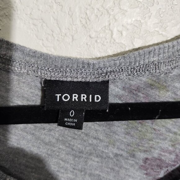 Torrid Blouse Floral Tiered Peplum Top Gray Purple Size 0 Short Sleeve - Picture 2 of 7
